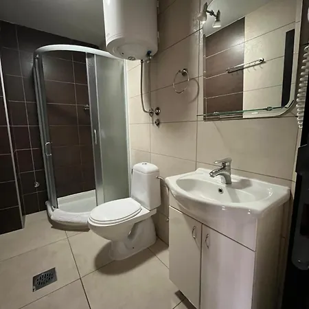Apartment 34, Kraljevi Cardaci