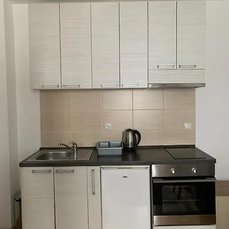 Apartment 34, Kraljevi Cardaci
