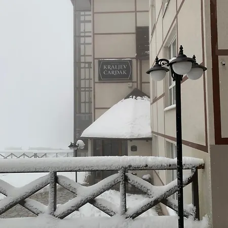 Apartment 34, Kraljevi Cardaci